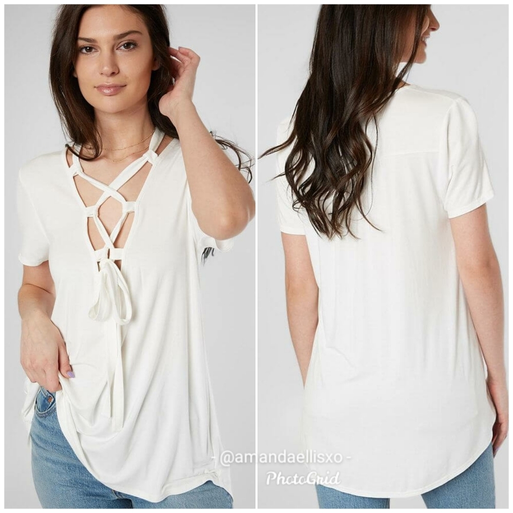 Red BKE by Plunging Lace Up VNeck Short Sleeve Top in Mauve